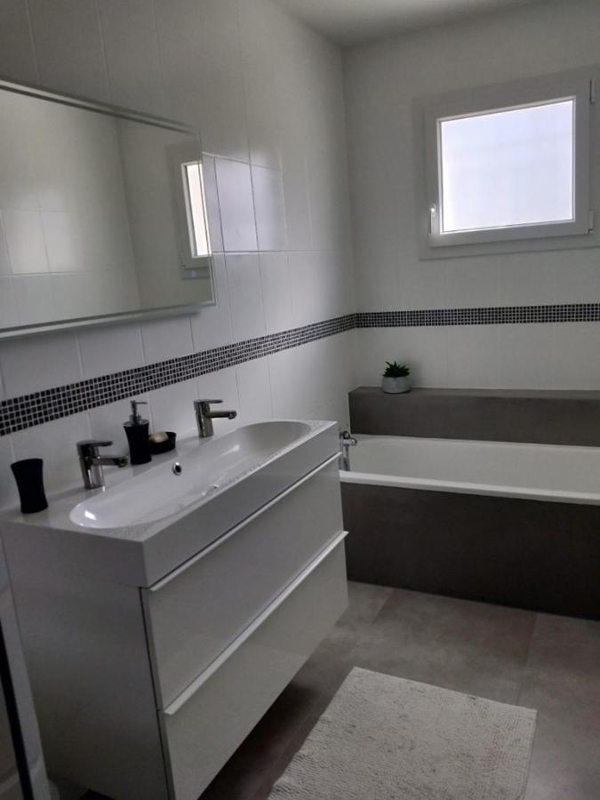 Maison Familiale Avec Jardin De 1500M2 Saint-Genes-de-Fronsac المظهر الخارجي الصورة